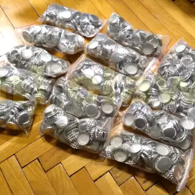 kapsle srebrne 1500 szt. do butelek fi 26mm + kapslownica dwuramienna VIK II